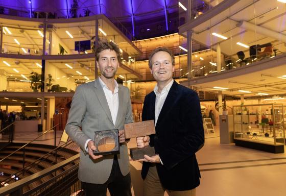 Joeri van Ommeren met Lieven de Key Penning en Martijn de Visser met trofee Publieksprijs