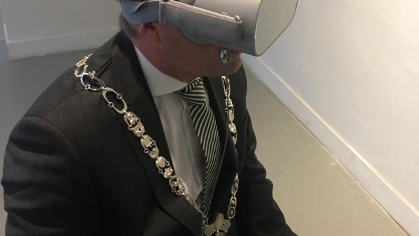 burgemeester Jos Wienen bij preview expositie 'Wie ontwerpt de Metaverse?' in het ABC