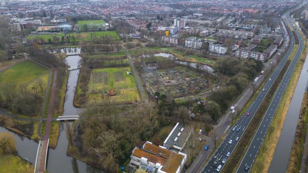 Sinnevelt met terrein zwembad en plangebeid